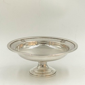 Bol en métal vintage avec bord cannelé et base sur pied, plat de service décoratif réutilisable - Product Image 3