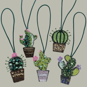 Décoration suspendue artisanale personnalisée en perles et cactus Zari – Ornements végétaux brodés de perles pour la vente en gros et l'exportation - Product Image 3
