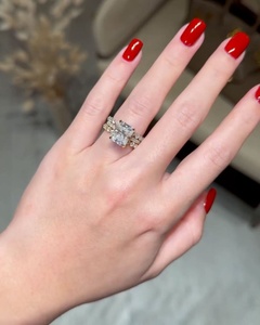 Bague de fiançailles pour femme avec diamant de laboratoire taille radiant 5 carats |   Bague de promesse de mariage et de fiançailles en or 18 carats de luxe certifiée - Product Image 5