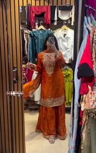 Ensemble ethnique pour femme : Kurti en soie Fandy bicolore lourd avec broderies et sequins, entièrement cousu, accompagné d'un Sharara et d'un Dupatta assortis - Product Image 6