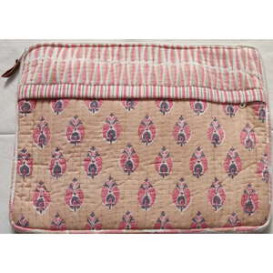 กระเป๋าใส่แล็ปท็อปผ้าฝ้ายลายควิลท์สุดหรู ซิปปิด น้ำหนักเบา บุหนานุ่ม ทำมือโดยช่างฝีมือจากเมืองชัยปุระ ลายพิมพ์บล็อก เป็นมิตรต่อสิ่งแวดล้อม ซักเครื่องได้ ใช้ได้ทุกวัน - Product Image 1