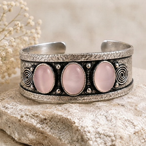 Brazalete Artesanal Vintage de Latón Chapado en Oro con Baño de Plata y Engaste Ovalado de Calcedonia Rosa Harmony Trio - Product Image 6