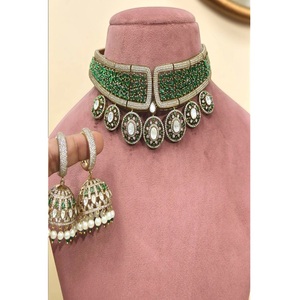 Ensemble collier et boucles d'oreilles tendance en laiton plaqué or de qualité supérieure avec perles et moissanite, collection pour mariage, pour femmes - Product Image 1