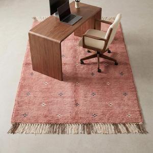 Tapis de luxe en laine tuftée à la main de style marocain rose poudré, doux et moelleux, motif tribal, tapis décoratif avec franges et pompons - Product Image 4
