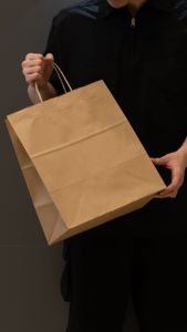 ถุงกระดาษหูหิ้วแบบแบนพร้อมโลโก้ตามสั่ง - Product Image 4