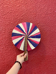 พัดใบปาล์มสีทองแบบดั้งเดิม ทำมือ เป็นมิตรกับสิ่งแวดล้อม  รับออกแบบสีตามสั่ง ของตกแต่งบ้าน ของขวัญทางธุรกิจ ของที่ระลึก - Product Image 4