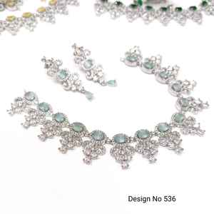 Ensemble collier et boucles d'oreilles en strass vert menthe style royal, plaqué argent – Bijoux de mariage glamour pour les mariées - Product Image 1