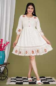 Kurti moderne en coton tissé blanc 100 % pour femme, style mini, col halter, broderie florale, manches trois-quarts, col rond, coupe classique - Product Image 6