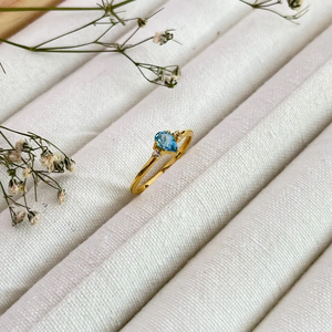 Anillo de compromiso y boda Swiss Beauty con topacio azul, anillo de circonita cúbica, anillo con gema de corte pera. - Product Image 2