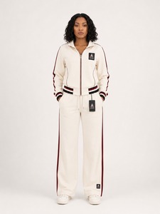Conjunto Deportivo de Dos Piezas para Mujer con Estilo Moderno, Tela Suave y Ajuste Cómodo para Entrenamiento, Fitness y Uso Diario - Product Image 1