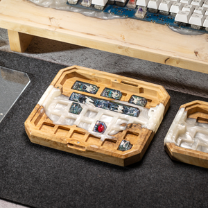 Portaplumas de resina epoxi con diseño de teclas de teclado, Portaplumas de resina con diseño de madera, Decoración artística de resina y madera, Regalo de aniversario, Portaplumas de resina verde, Regalo hecho a mano - Product Image 2