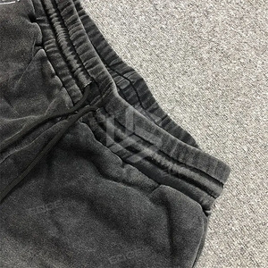 กางเกงขาสั้นลำลองลายพิมพ์เรียบแบบเอวกลางพร้อมเชือกผูกเอวสำหรับผู้ชาย คุณภาพสูง ลวดลายแบบย้อมสีสไตล์วินเทจ พร้อมโลโก้สั่งทำพิเศษ - Product Image 6