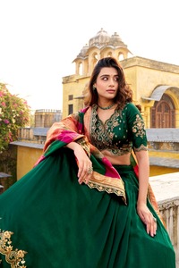 Ropa Étnica India, Lehenga Choli de Seda Vichitra con Lentejuelas y Bordado de Hilo, con Dupatta Estampada con Lentejuelas - Product Image 2