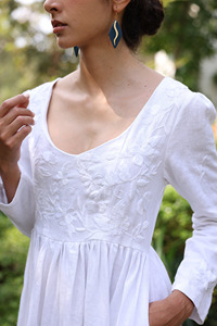 Elegante Vestido Maxi de Lino Blanco con Bordado Floral a Mano, Mangas Abullonadas y Escote Redondo, Vestido Sofisticado y Versátil - Product Image 5