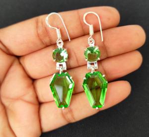 Boucles d'oreilles pendantes uniques et élégantes en laiton plaqué argent 925, forme cercueil, avec cristal péridot vert, pour mariages et cadeaux - Product Image 6
