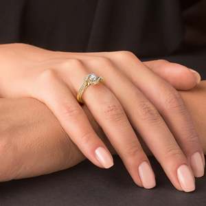 Anillo de Diamante Sintético Certificado por IGI, Corte Brillante Redondo, Color F, Claridad VS1, 1.50 Ct, Oro Amarillo de 14k, Estilo Pavé, Diamante CVD - Product Image 4