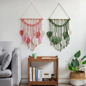 Décoration murale en macramé rose artistique et accrocheuse pour chambre d'enfant, salle de classe et salles d'activités, avec un look intérieur doux et ludique - Product Image 4