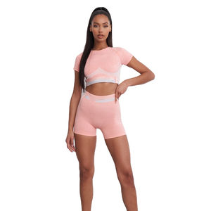 Ensemble de yoga deux pièces pour femme avec short cycliste et brassière de sport, personnalisable avec logo, pour l'été, le fitness et l'entraînement - Product Image 1