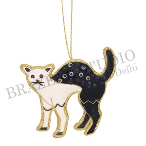 Adornos Navideños Personalizados de Terciopelo y Satén Hechos a Mano por Brazeal Studio, Ecológicos, con Cuentas Bordadas y Hilos Dorados de Fábrica - Product Image 4