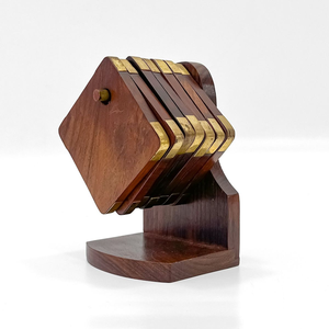 Juegos de posavasos cuadrados de madera oscura pulida con esquinas con incrustaciones de latón, disponibles a precios de mayorista para regalos corporativos. - Product Image 3