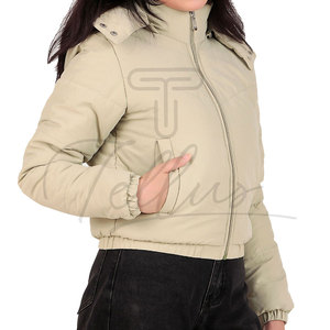 Vente en gros – Nouvelle collection 2026 : Doudoune courte matelassée pour femme, couleurs unies, grandes tailles, col montant, imperméable et coupe-vent - Product Image 4