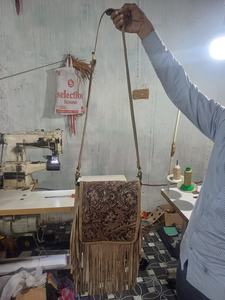 Sac bandoulière bohème en cuir véritable, entièrement orné de fleurs, de franges et de pompons, couleur personnalisée, pour femme, automne, prêt à être expédié - Product Image 3