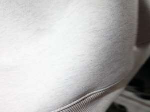 Sudadera KINGS ASH GREY con cuello alto, 100% BLANCA, con apliques bordados, cuello ancho, hilos finos. - Product Image 5