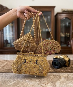 กระเป๋าคลัทช์งานฝีมือรูปทรงโบราณเคลือบทองเหลืองลายนูน  ออกแบบตามสั่ง  สำหรับงานกลางคืน จากอุตรพัฒนา  โดย F S International - Product Image 4