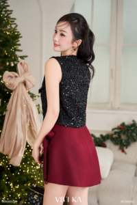 Gilet féminin noir en tweed à sequins pour femme, sans manches, col en V, court, texturé, avec bordure contrastante et boutons sur le devant - Product Image 4