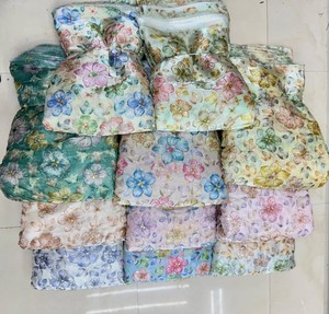 Saris de mariage et robes de soirée de luxe en tissu Jimichu brodé jacquard, tissage fin, texture douce, finition brillante, motif floral, création de designer - Product Image 2