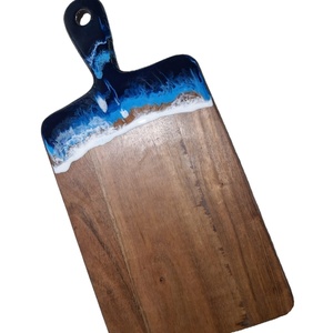 Tabla de cortar de madera rectangular con arte de resina de océano en el mango, tabla de corte y servicio de resina decorativa para uso en charcutería - Product Image 1