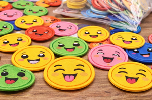 Parche Bordado de Cara Sonriente Haciendo Ojos de Grito, Aplique Termoadhesivo/Para Coser de un Solo Color para Mochilas, Ropa, Sombreros y Juguetes - Product Image 5