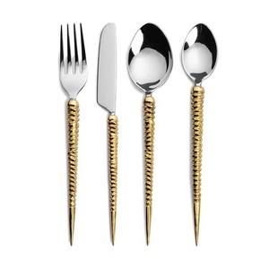 Ensemble de couverts de cuisine de qualité supérieure, résistant à la rouille, finition polie, pour maisons modernes, présentation élégante sur la table à manger - Product Image 4