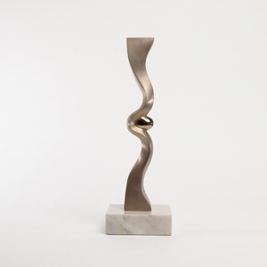 Sculpture de feuille en aluminium argenté vintage, statue de feuille tropicale en métal artisanale avec support pour la décoration de table à la maison, à l'hôtel ou au bureau - Product Image 6