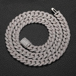 Chaîne cubaine Hip Hop de qualité export avec pierres Moissanite certifiées et design de luxe disponible à la vente - Product Image 5