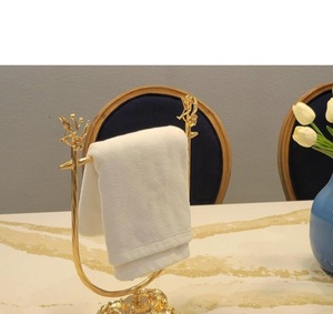 Porte-serviettes sur pied classique finition or avec motif floral pour la décoration de la salle de bain - Product Image 1
