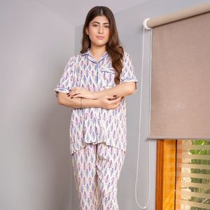 Ensemble pyjama femme blanc, violet et bleu à imprimé feuilles, chemise à manches courtes boutonnée et pantalon assorti, vêtements de nuit doux, fabricant OEM personnalisé - Product Image 1