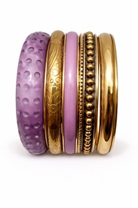 Ornement de poignet en métal composite ébène de designer, mettant en valeur l'excellence des bijoux artisanaux uniques et haut de gamme - Product Image 3