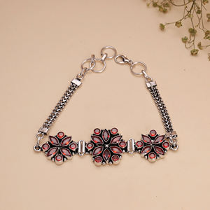 Pulsera de Mujer Moderna con Cuentas de Latón Plateado en Plata Antigua y Circonitas Cúbicas Rojas en Forma de Flor - Product Image 3