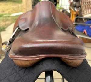 Silla de Montar para Caballo de Cuero Genuino de Vaca en Oferta con Estribos Ajustables y Asiento Acolchado Cómodo Disponible al Mejor Precio - Product Image 3