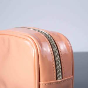 Sac de voyage innovant protégé par brevet pour les cosmétiques et l'organisation des soins de la peau - Product Image 5