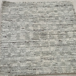 Tapis moderne en laine de Nouvelle-Zélande fait main et noué à la main, motif damier - Product Image 2
