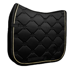 Manta de Silla de Montar Acolchada Negra para Doma Clásica, Forro de Poliéster Polar, Ribete Dorado, Personalizada por Sublimación, Profesional para Equitación - Product Image 1