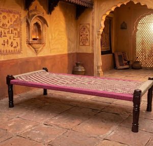 Banco charpai tradicional de madera con patas talladas y lacadas a mano, y tejido de yute natural, disponible a precios de mayorista. - Product Image 6