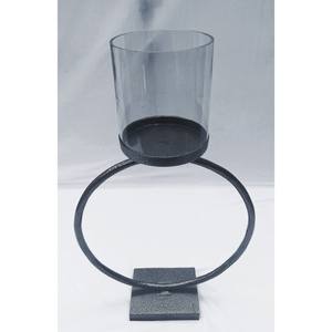 Idéal pour les dîners intimes, ce porte-bougie en métal et verre crée une ambiance chaleureuse et accueillante qui rend chaque instant spécial. - Product Image 4