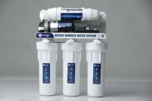 Système de purification d'eau multi-étapes conçu pour une distribution d'eau potable sécurisée avec installation compacte sous l'évier pour un usage domestique - Product Image 1