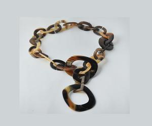 Collier en corne naturelle, fabriqué avec une précision artistique, adapté aux amateurs de bijoux faits main et aux marques de mode éthiques - Product Image 1