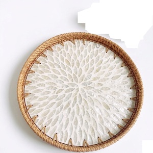 Plateau de service rond en rotin fait main avec incrustation de nacre, plateau de luxe à motifs floraux pour la décoration de table d'hôtel ou de restaurant - Product Image 3