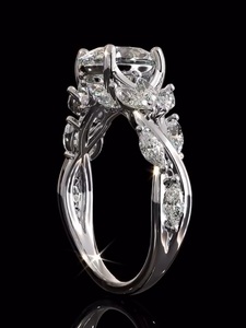Anillo de Compromiso de Oro Rosa de 14K con Banda de Diamantes en Forma de Hoja Inspirada en la Naturaleza, Corte Ovalado de 2.00CT y Piedras Laterales Marquise, Certificado IGI, Moderno, para Mujer - Product Image 3
