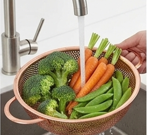 Passoire en cuivre de qualité supérieure avec poignées, égouttoir en métal durable, ustensile de cuisine élégant pour fruits et légumes - Product Image 6